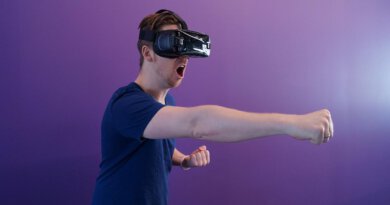 Osoba korzystająca z okularów VR oculus quest 2