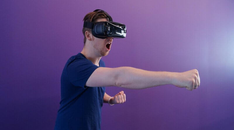 Osoba korzystająca z okularów VR oculus quest 2